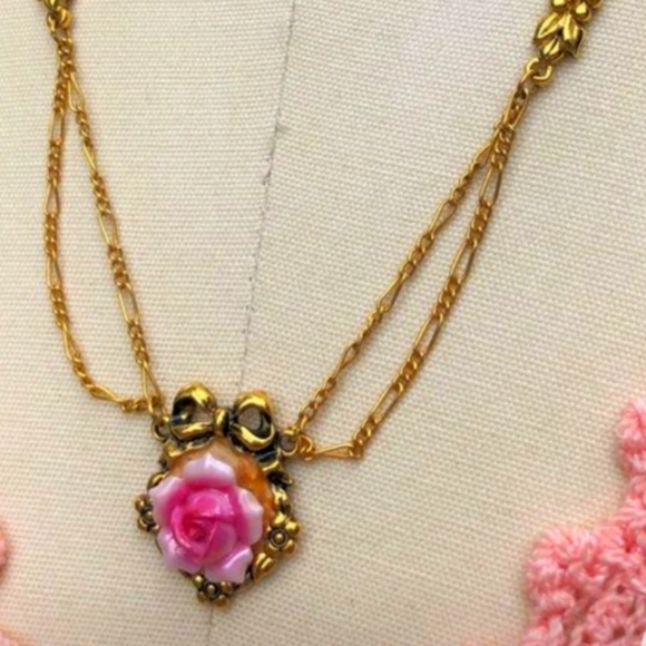 Lovely Vintage Gold-tone Pink Porcelain Rose Pendant Necklace by Avon - Picture 3 of 9